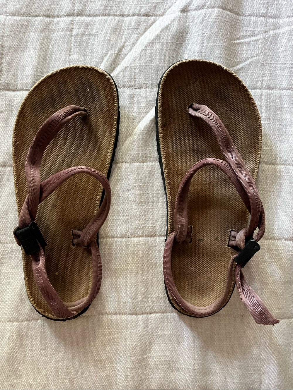 Earth Runners Alpha sandals with canyon clay color laces